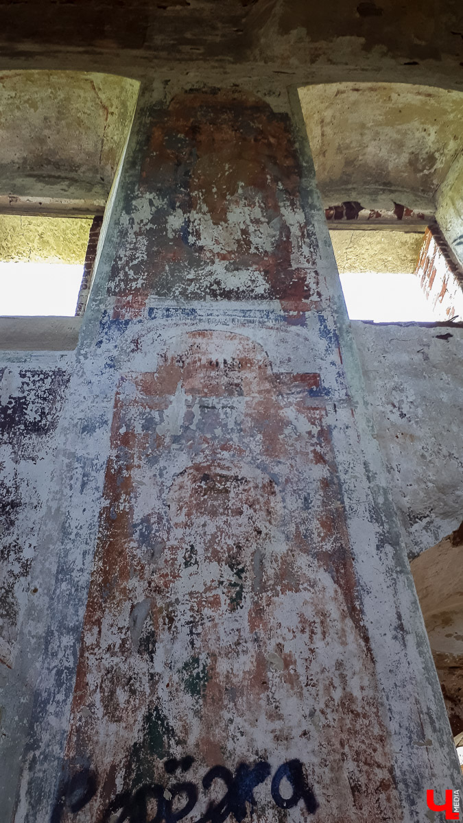 Село Новокаменское существует минимум с 14 века. Здесь стоит очаровательный заброшенный храм в стиле барокко. Он был построен в 1814 году