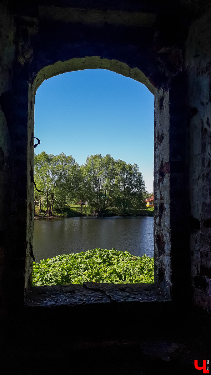 Село Новокаменское существует минимум с 14 века. Здесь стоит очаровательный заброшенный храм в стиле барокко. Он был построен в 1814 году
