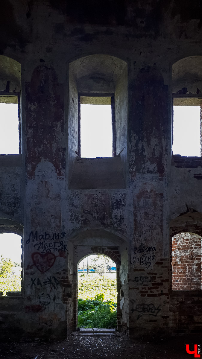 Село Новокаменское существует минимум с 14 века. Здесь стоит очаровательный заброшенный храм в стиле барокко. Он был построен в 1814 году