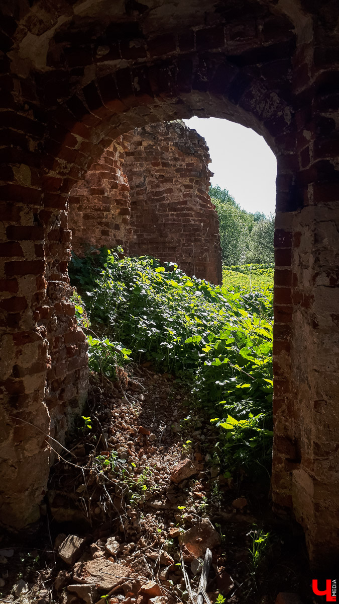 Село Новокаменское существует минимум с 14 века. Здесь стоит очаровательный заброшенный храм в стиле барокко. Он был построен в 1814 году