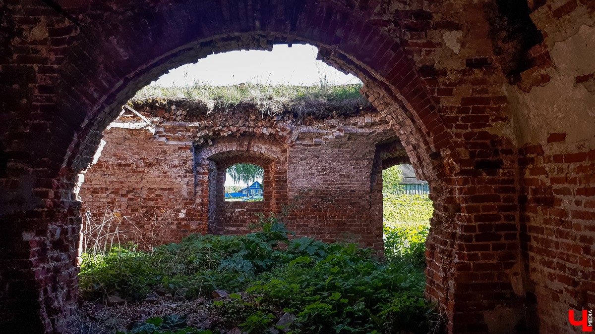 Село Новокаменское существует минимум с 14 века. Здесь стоит очаровательный заброшенный храм в стиле барокко. Он был построен в 1814 году