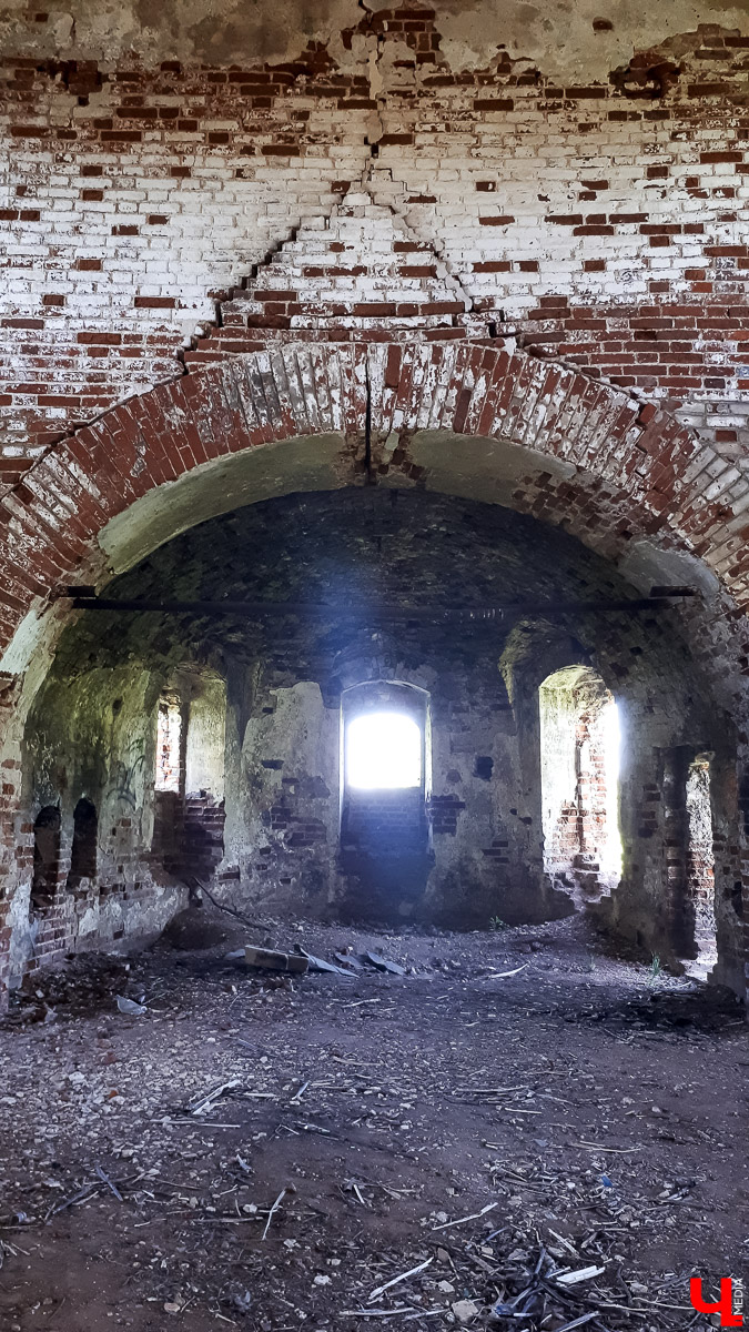 Село Новокаменское существует минимум с 14 века. Здесь стоит очаровательный заброшенный храм в стиле барокко. Он был построен в 1814 году