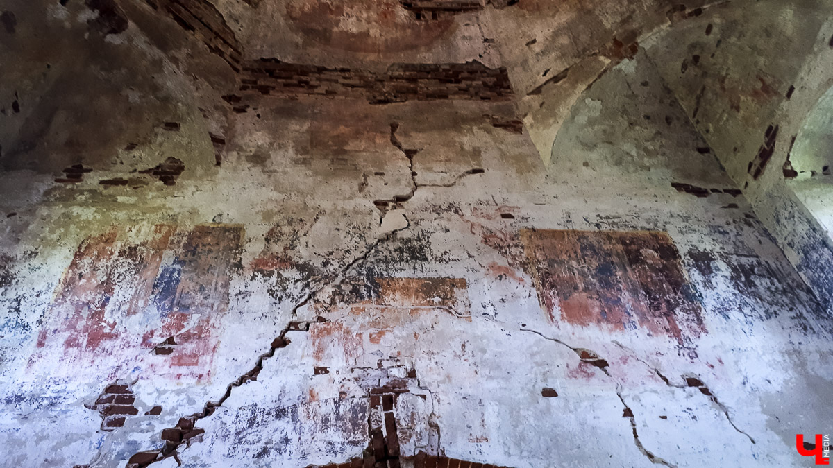 Село Новокаменское существует минимум с 14 века. Здесь стоит очаровательный заброшенный храм в стиле барокко. Он был построен в 1814 году