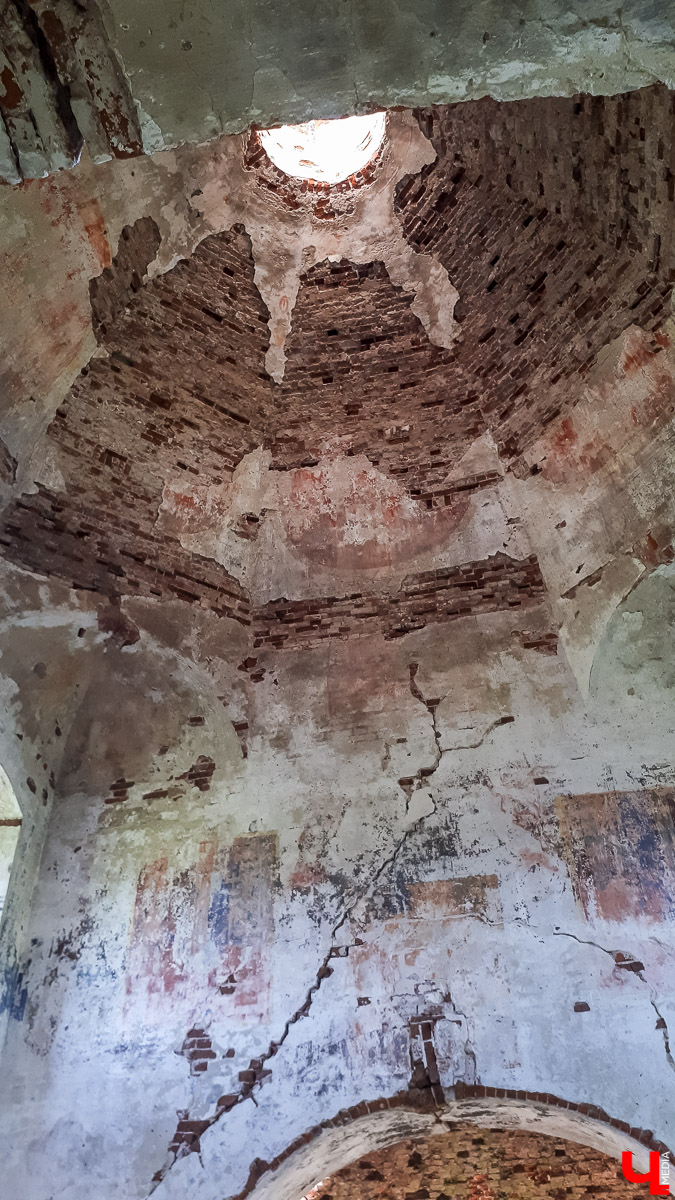 Село Новокаменское существует минимум с 14 века. Здесь стоит очаровательный заброшенный храм в стиле барокко. Он был построен в 1814 году