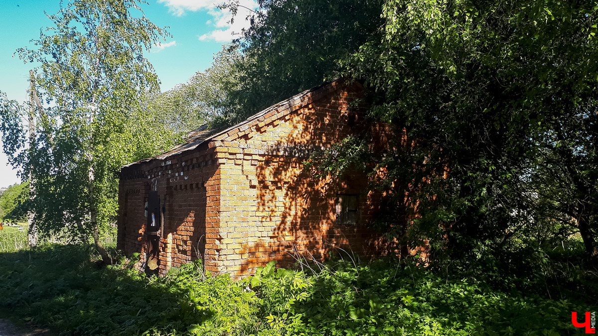 Село Новокаменское существует минимум с 14 века. Здесь стоит очаровательный заброшенный храм в стиле барокко. Он был построен в 1814 году