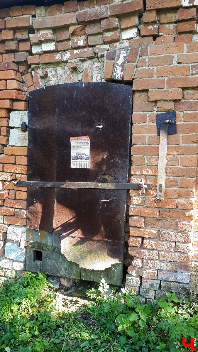 Село Новокаменское существует минимум с 14 века. Здесь стоит очаровательный заброшенный храм в стиле барокко. Он был построен в 1814 году