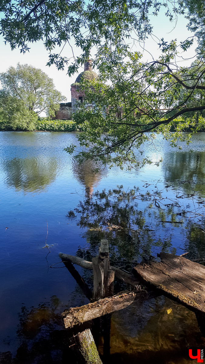 Село Новокаменское существует минимум с 14 века. Здесь стоит очаровательный заброшенный храм в стиле барокко. Он был построен в 1814 году