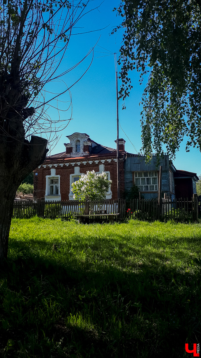 Село Новокаменское существует минимум с 14 века. Здесь стоит очаровательный заброшенный храм в стиле барокко. Он был построен в 1814 году