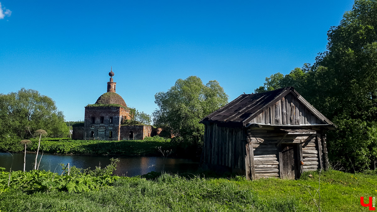 Село Новокаменское существует минимум с 14 века. Здесь стоит очаровательный заброшенный храм в стиле барокко. Он был построен в 1814 году