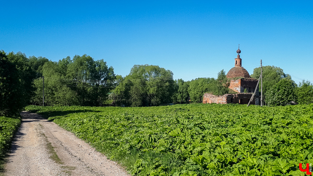 Село Новокаменское существует минимум с 14 века. Здесь стоит очаровательный заброшенный храм в стиле барокко. Он был построен в 1814 году