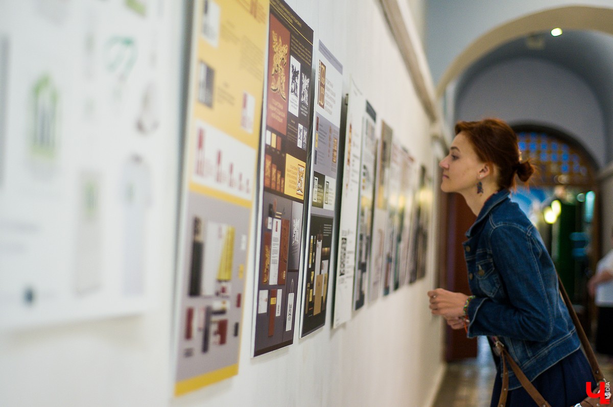 Владимирские студенты представили эскизы для будущего логотипа ВСМЗ. Сейчас их работы можно увидеть на первом этаже в “Палатах”. Лучшую выберут через социальные сети