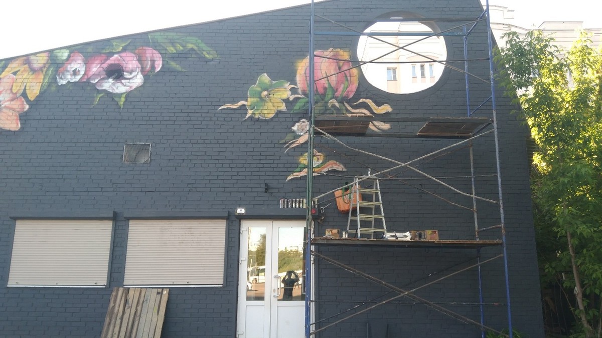 За апрель-май во Владимире появились сразу три новых граффити. Увидеть их можно у ВлГУ, на проспекте Строителей и рядом с “РусьКино”