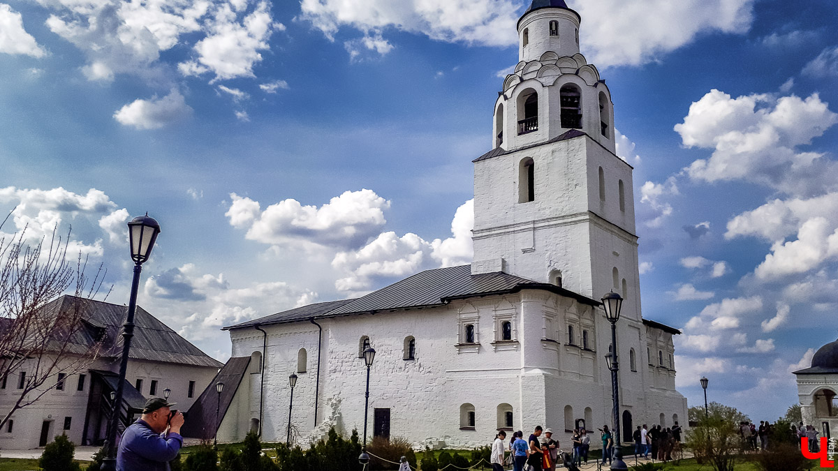 Обширная программа для тура выходного дня или небольшого отпуска. Мы осмотрели Чебоксары, Набережные Челны, Елабугу и Свияжск и делимся опытом