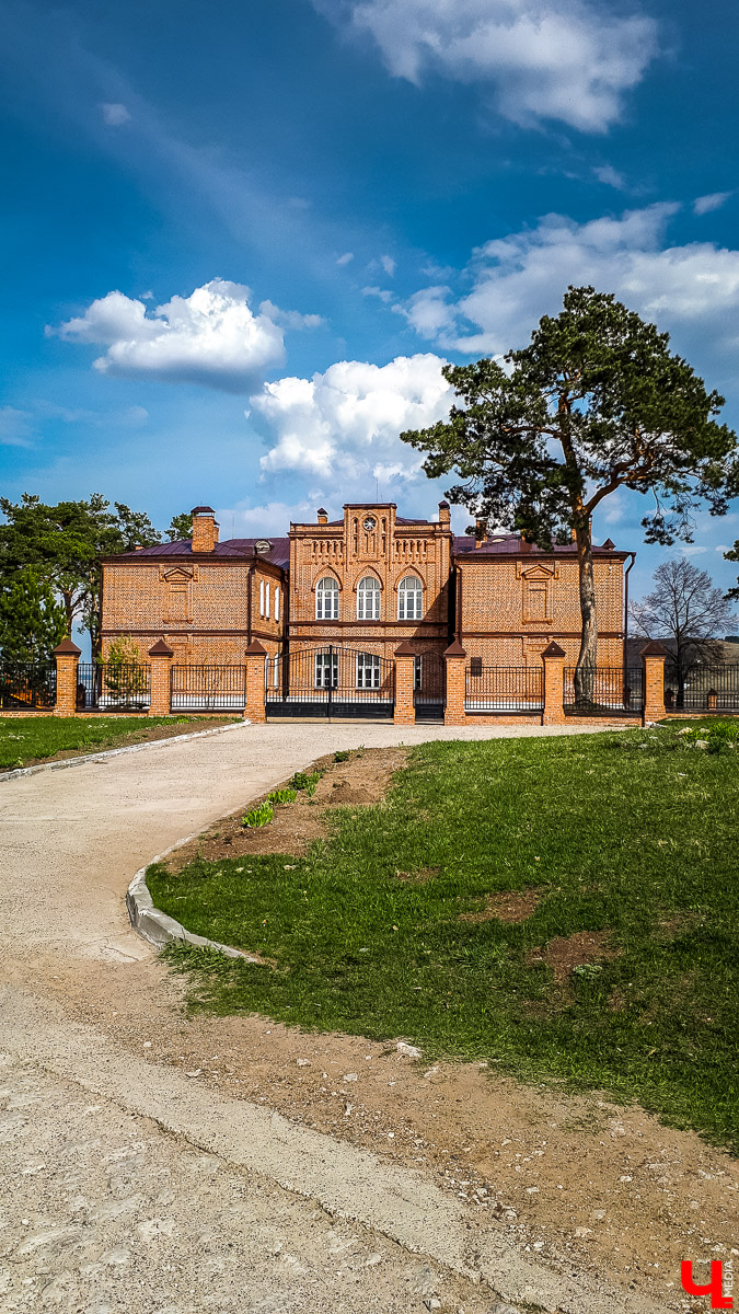Обширная программа для тура выходного дня или небольшого отпуска. Мы осмотрели Чебоксары, Набережные Челны, Елабугу и Свияжск и делимся опытом