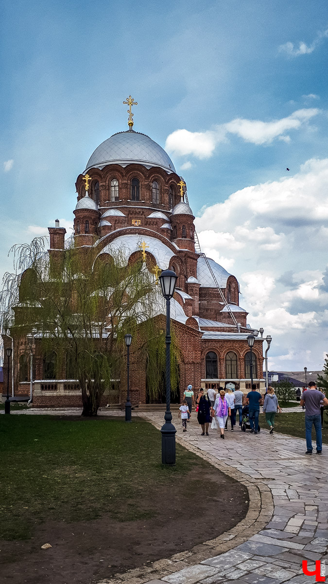 Обширная программа для тура выходного дня или небольшого отпуска. Мы осмотрели Чебоксары, Набережные Челны, Елабугу и Свияжск и делимся опытом