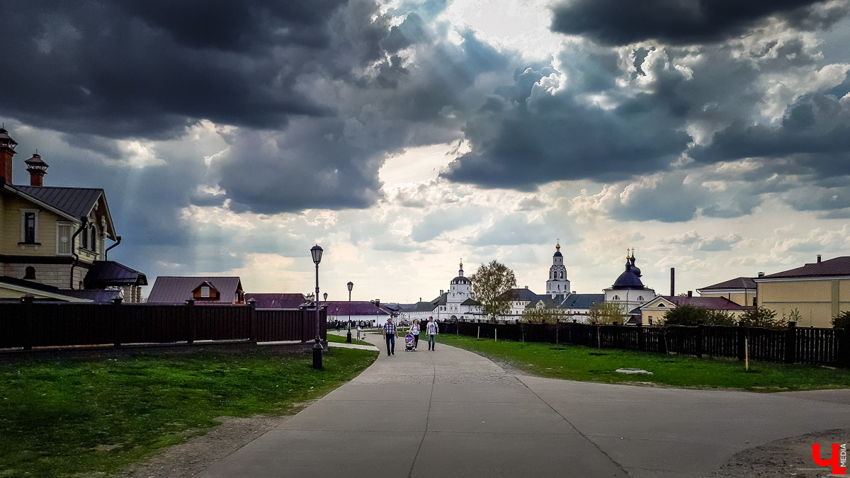 Обширная программа для тура выходного дня или небольшого отпуска. Мы осмотрели Чебоксары, Набережные Челны, Елабугу и Свияжск и делимся опытом