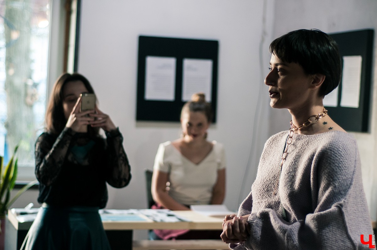 Иллюстратор Софья Мироедова открыла во Владимире выставку фэшн-скетчей. Ее вдохновили работы Рене Грюо, Дэвида Даунтона и Стины Персон.