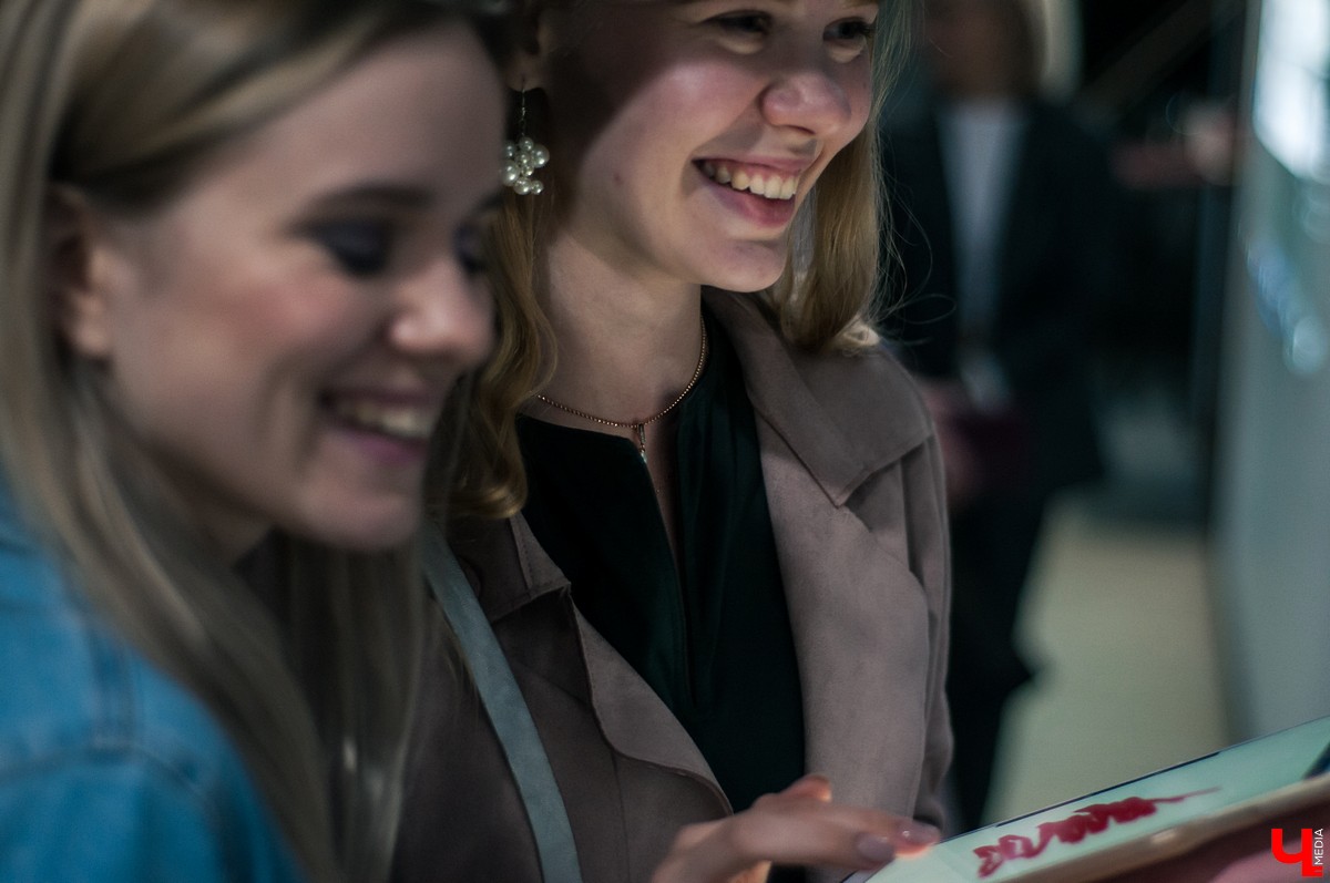 Иллюстратор Софья Мироедова открыла во Владимире выставку фэшн-скетчей. Ее вдохновили работы Рене Грюо, Дэвида Даунтона и Стины Персон.