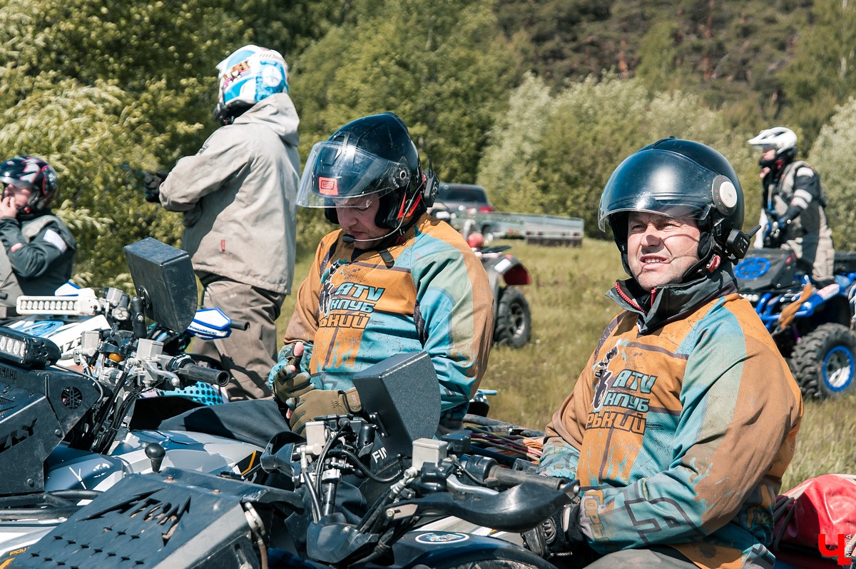 24-26 мая в эко-отеле “Велес” прошел первый этап кубка “Велес-трофи”. Участниками стали спортсмены со всей области, к заезду допускались автомобили и квадроциклы.