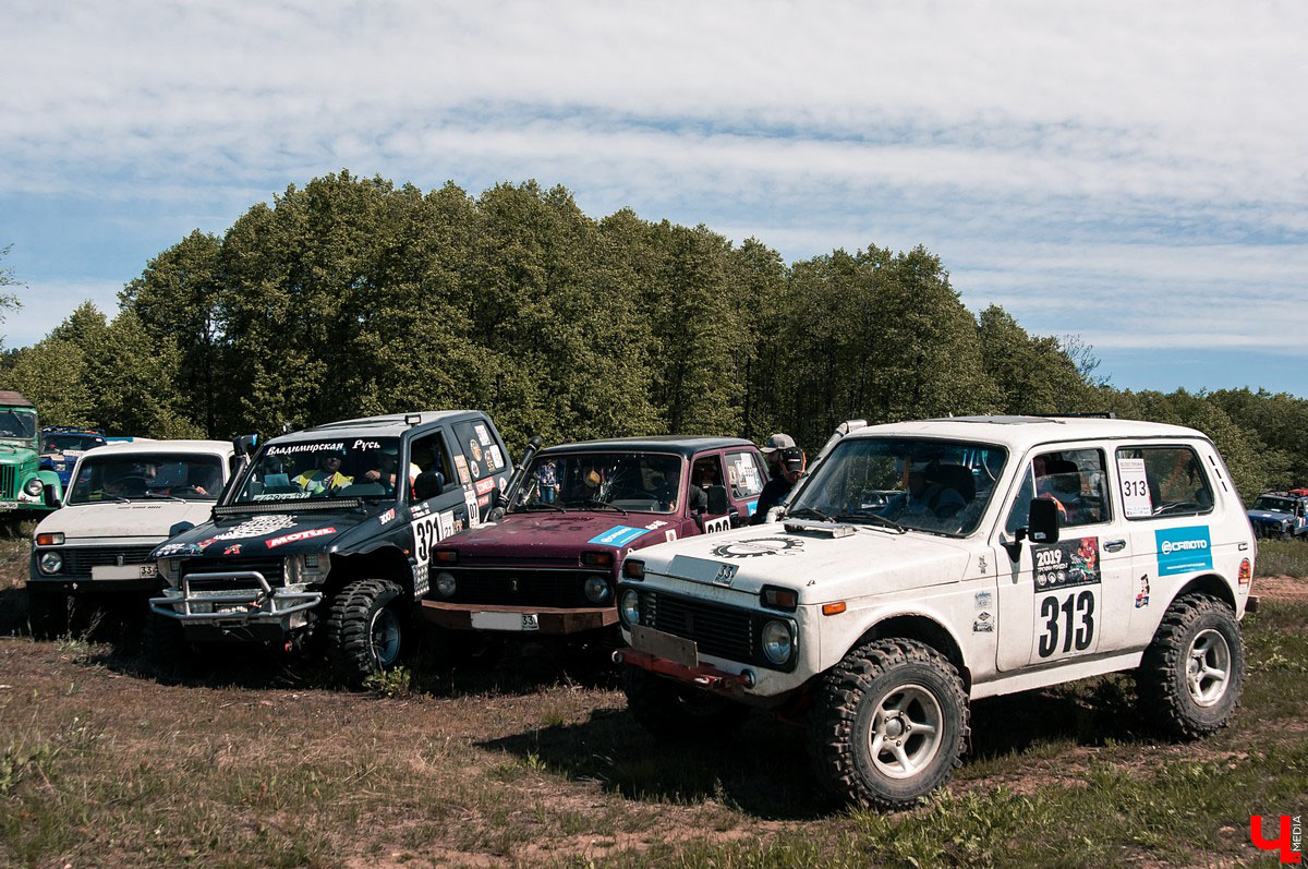 24-26 мая в эко-отеле “Велес” прошел первый этап кубка “Велес-трофи”. Участниками стали спортсмены со всей области, к заезду допускались автомобили и квадроциклы.