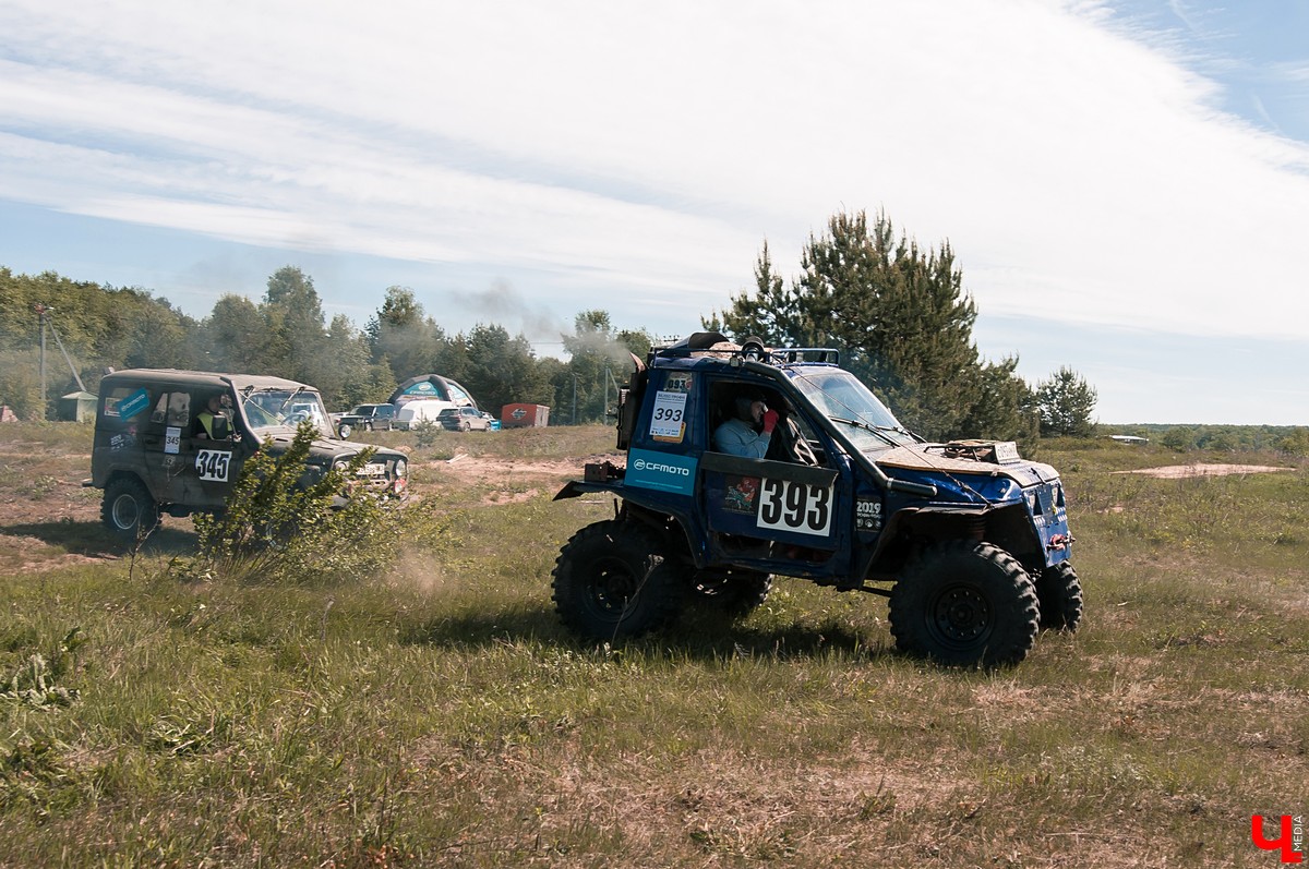 24-26 мая в эко-отеле “Велес” прошел первый этап кубка “Велес-трофи”. Участниками стали спортсмены со всей области, к заезду допускались автомобили и квадроциклы.