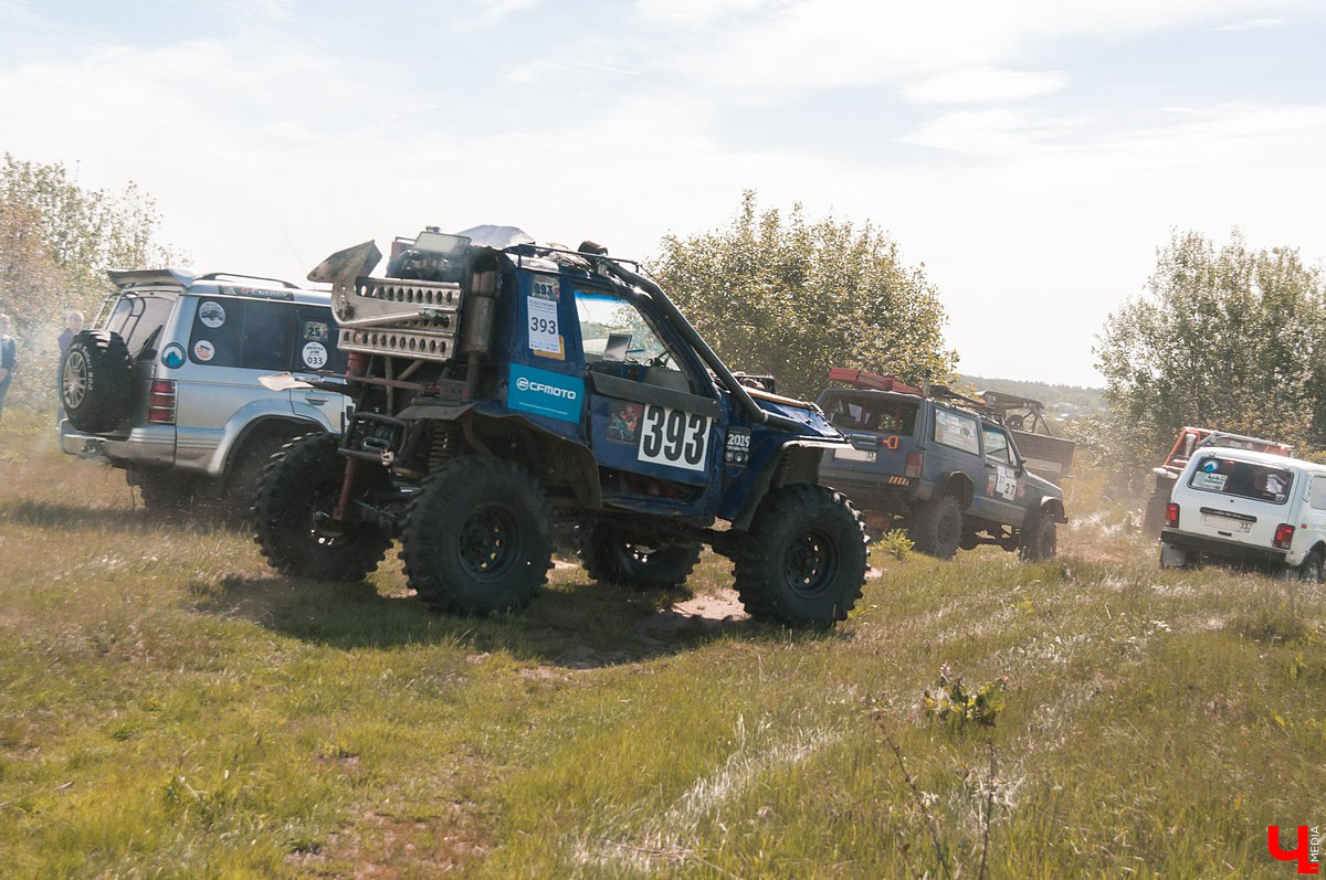 24-26 мая в эко-отеле “Велес” прошел первый этап кубка “Велес-трофи”. Участниками стали спортсмены со всей области, к заезду допускались автомобили и квадроциклы.