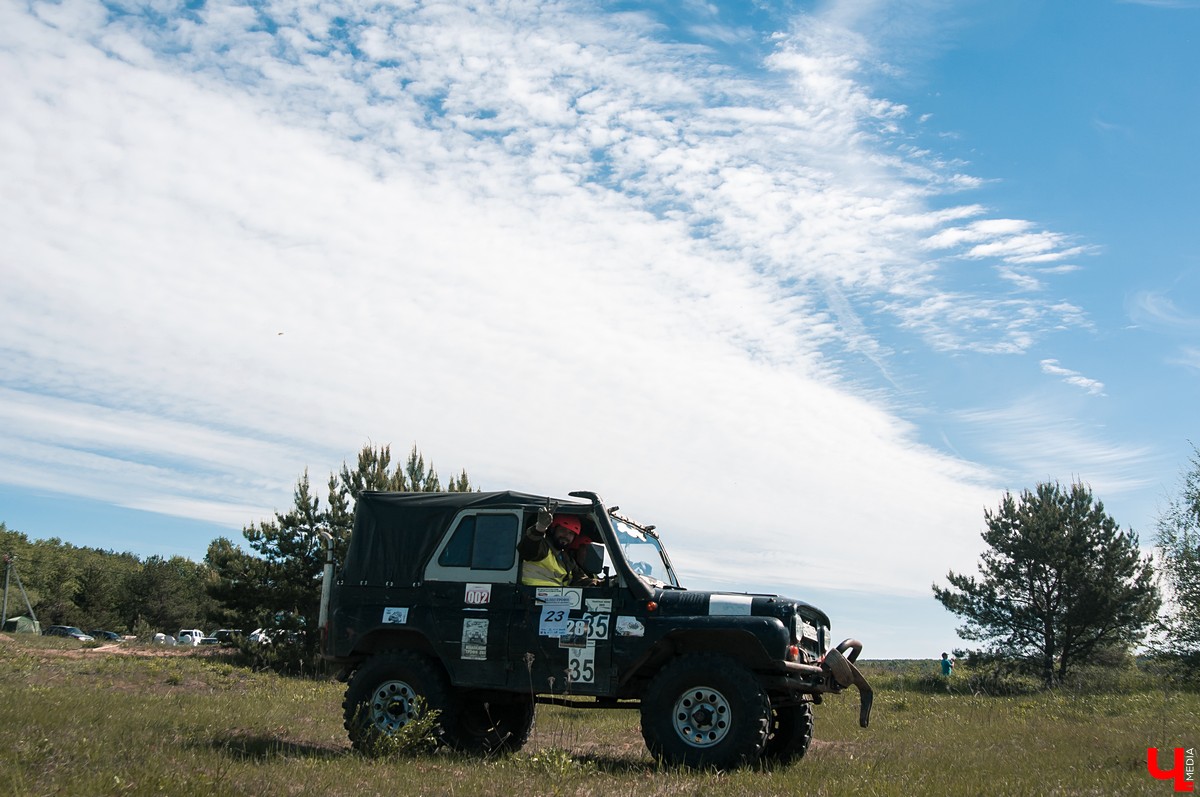 24-26 мая в эко-отеле “Велес” прошел первый этап кубка “Велес-трофи”. Участниками стали спортсмены со всей области, к заезду допускались автомобили и квадроциклы.