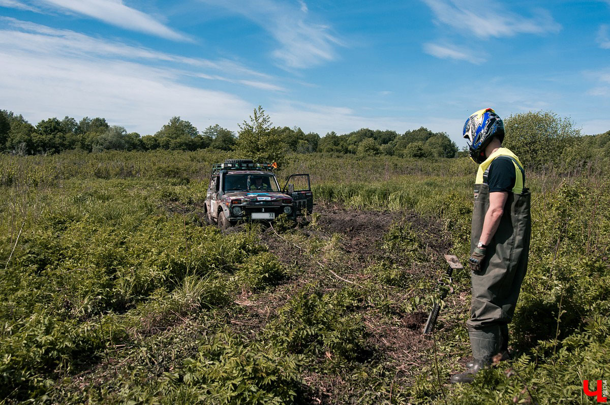 24-26 мая в эко-отеле “Велес” прошел первый этап кубка “Велес-трофи”. Участниками стали спортсмены со всей области, к заезду допускались автомобили и квадроциклы.