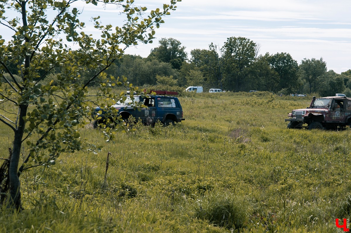 24-26 мая в эко-отеле “Велес” прошел первый этап кубка “Велес-трофи”. Участниками стали спортсмены со всей области, к заезду допускались автомобили и квадроциклы.