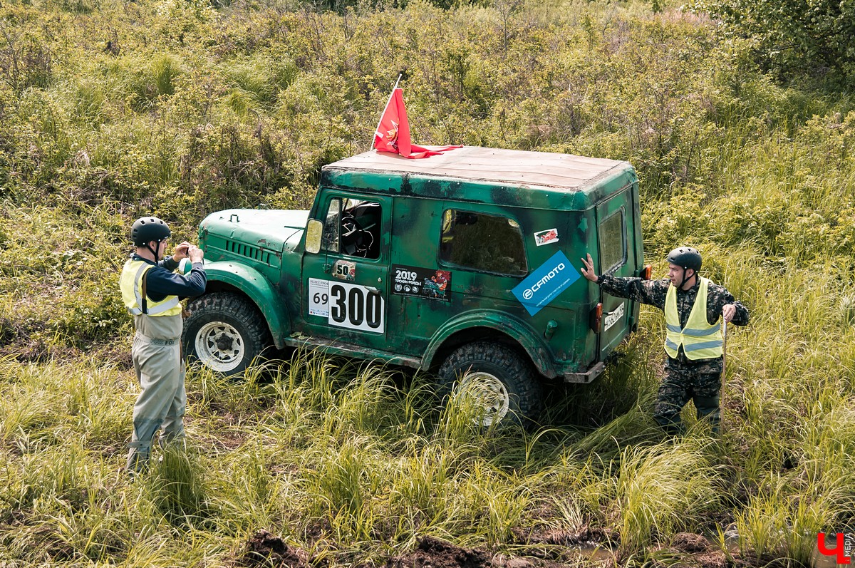 24-26 мая в эко-отеле “Велес” прошел первый этап кубка “Велес-трофи”. Участниками стали спортсмены со всей области, к заезду допускались автомобили и квадроциклы.