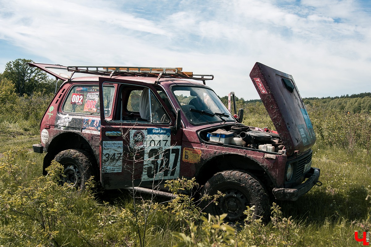 24-26 мая в эко-отеле “Велес” прошел первый этап кубка “Велес-трофи”. Участниками стали спортсмены со всей области, к заезду допускались автомобили и квадроциклы.