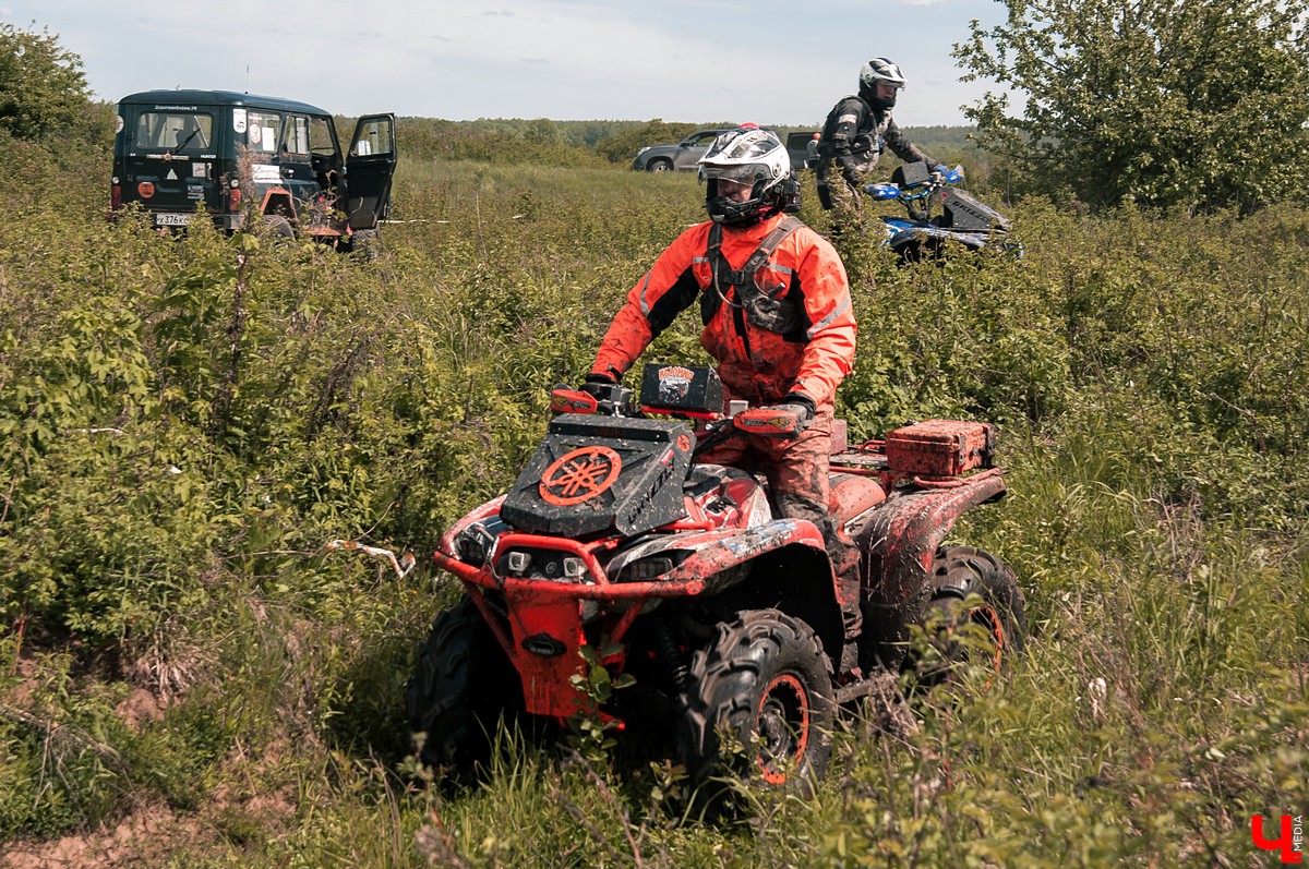 24-26 мая в эко-отеле “Велес” прошел первый этап кубка “Велес-трофи”. Участниками стали спортсмены со всей области, к заезду допускались автомобили и квадроциклы.