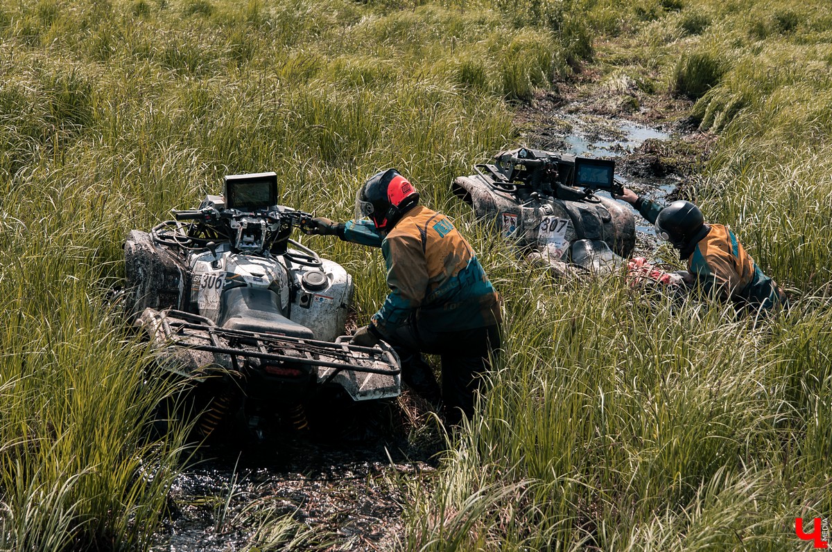 24-26 мая в эко-отеле “Велес” прошел первый этап кубка “Велес-трофи”. Участниками стали спортсмены со всей области, к заезду допускались автомобили и квадроциклы.