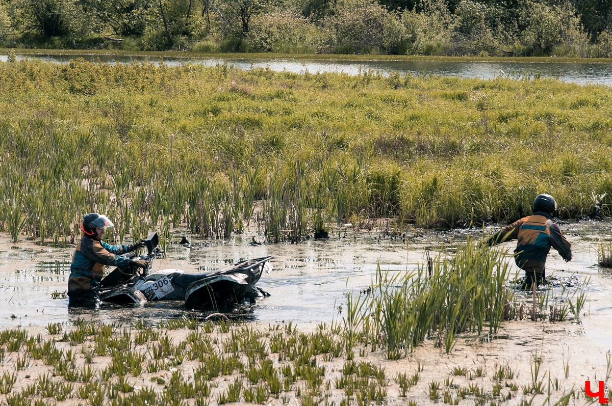 24-26 мая в эко-отеле “Велес” прошел первый этап кубка “Велес-трофи”. Участниками стали спортсмены со всей области, к заезду допускались автомобили и квадроциклы.