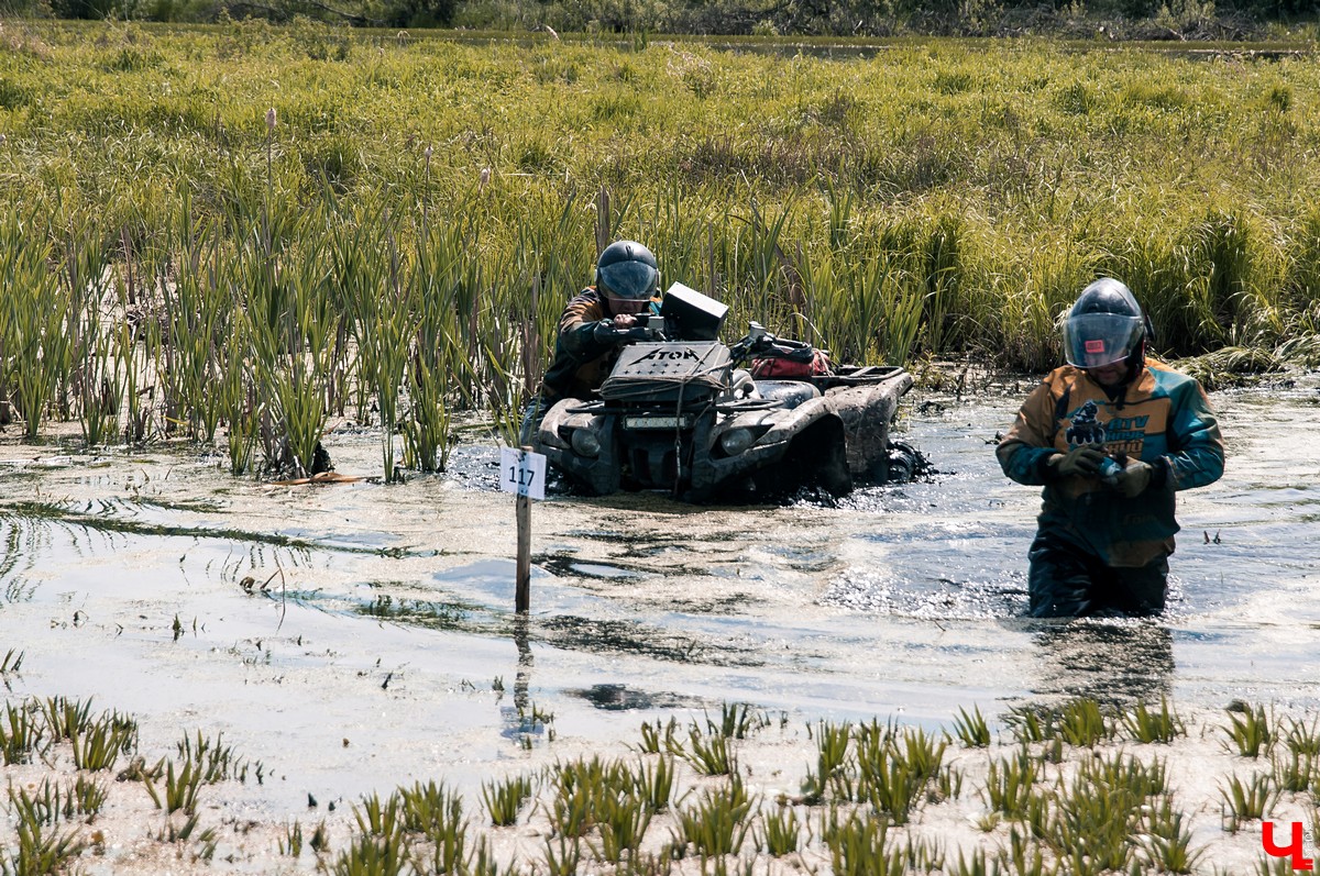24-26 мая в эко-отеле “Велес” прошел первый этап кубка “Велес-трофи”. Участниками стали спортсмены со всей области, к заезду допускались автомобили и квадроциклы.