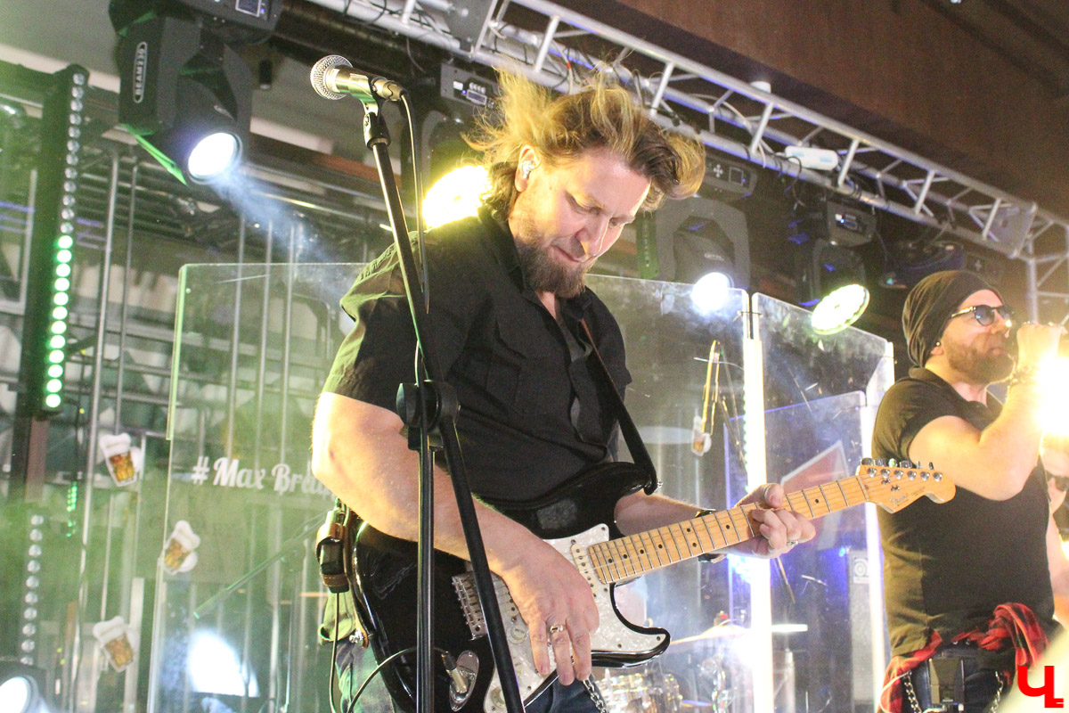 30 мая каталог «Рекорд Оркестра» пополнился новым альбомом - «Клуб путешественников». Работу выпустил авторитетный российский лейбл звукозаписи Navigator Records. Первым синглом, уже наделавшим шума среди поклонников группы, стала песня «Без трусов».