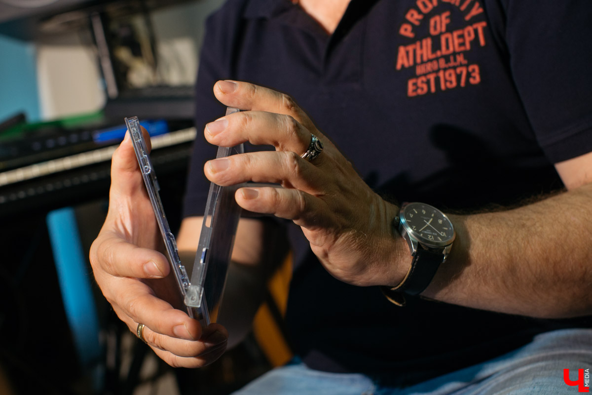 30 мая каталог «Рекорд Оркестра» пополнился новым альбомом - «Клуб путешественников». Работу выпустил авторитетный российский лейбл звукозаписи Navigator Records. Первым синглом, уже наделавшим шума среди поклонников группы, стала песня «Без трусов».