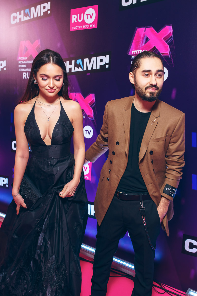 Владимирский охотник за звездами Сергей Сажин побывал на 9-й Премии телеканала RU.TV, которая прошла в Crocus City Hall. На ковровой дорожке наш земляк выловил немало звезд: Филиппа Киркорова, Сергея Лазарева, Митю Фомина и других.