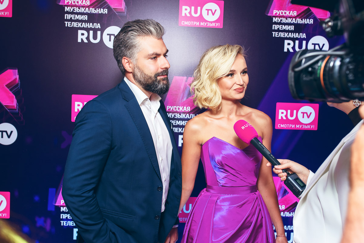 Владимирский охотник за звездами Сергей Сажин побывал на 9-й Премии телеканала RU.TV, которая прошла в Crocus City Hall. На ковровой дорожке наш земляк выловил немало звезд: Филиппа Киркорова, Сергея Лазарева, Митю Фомина и других.