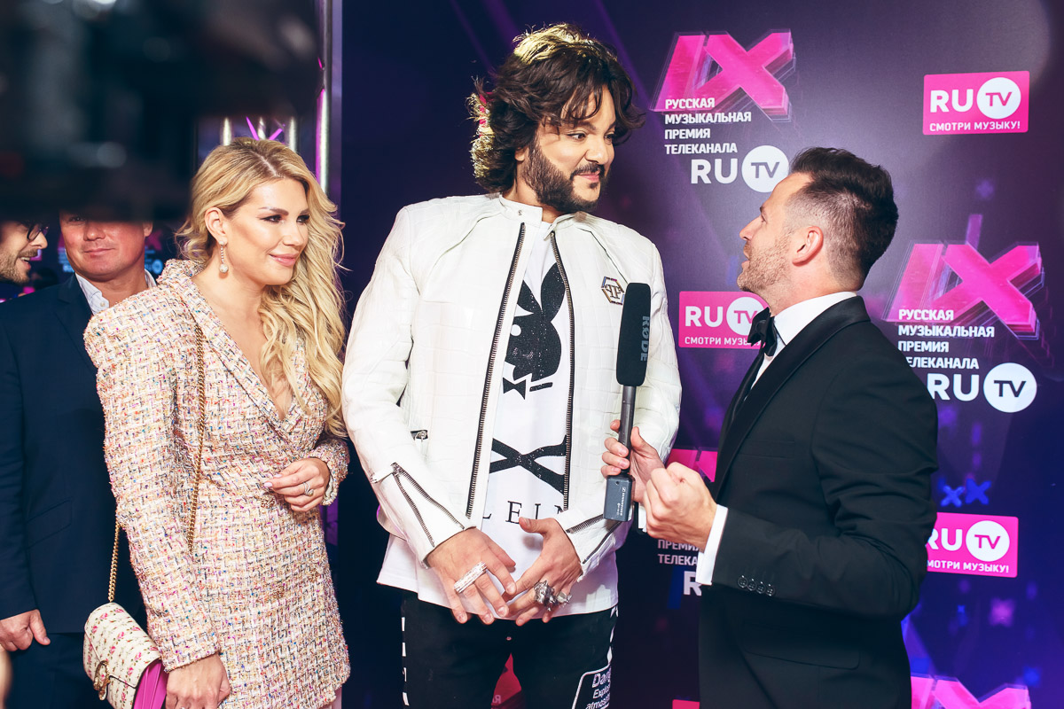 Владимирский охотник за звездами Сергей Сажин побывал на 9-й Премии телеканала RU.TV, которая прошла в Crocus City Hall. На ковровой дорожке наш земляк выловил немало звезд: Филиппа Киркорова, Сергея Лазарева, Митю Фомина и других.