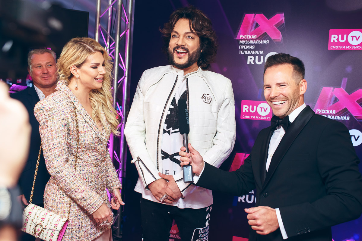 Владимирский охотник за звездами Сергей Сажин побывал на 9-й Премии телеканала RU.TV, которая прошла в Crocus City Hall. На ковровой дорожке наш земляк выловил немало звезд: Филиппа Киркорова, Сергея Лазарева, Митю Фомина и других.