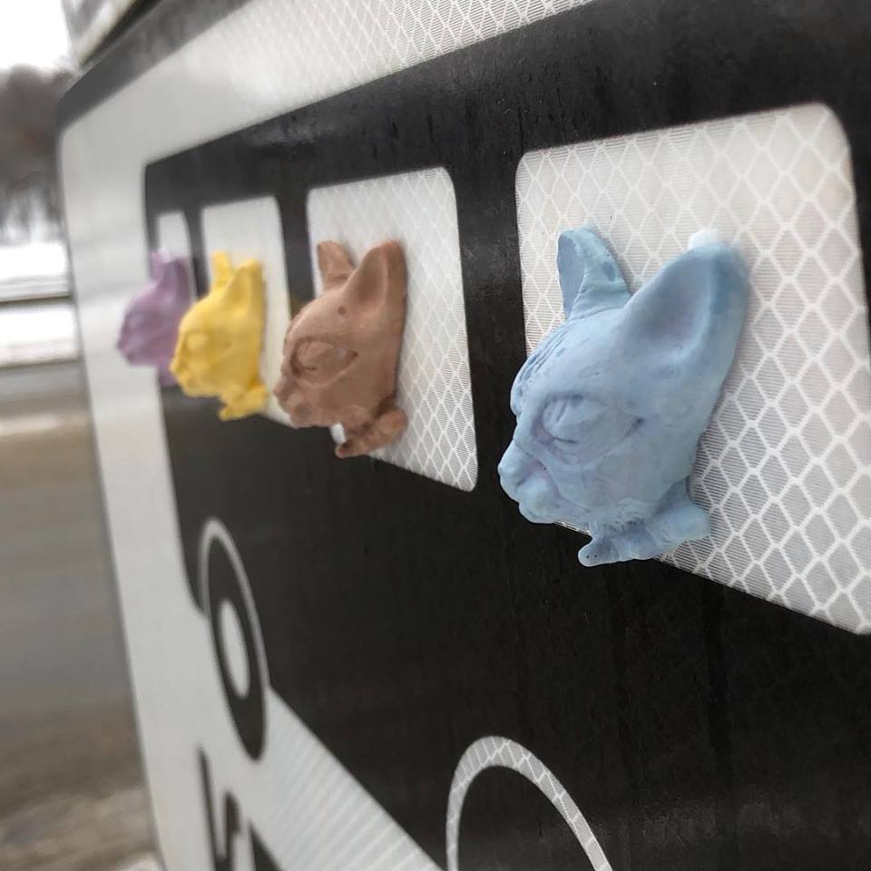 Московский скульптор Антон Тищенко приклеил на здание во Владимире гипсовую голову кошки. Кроме нашего города, он проделал подобное во многих европейских городах