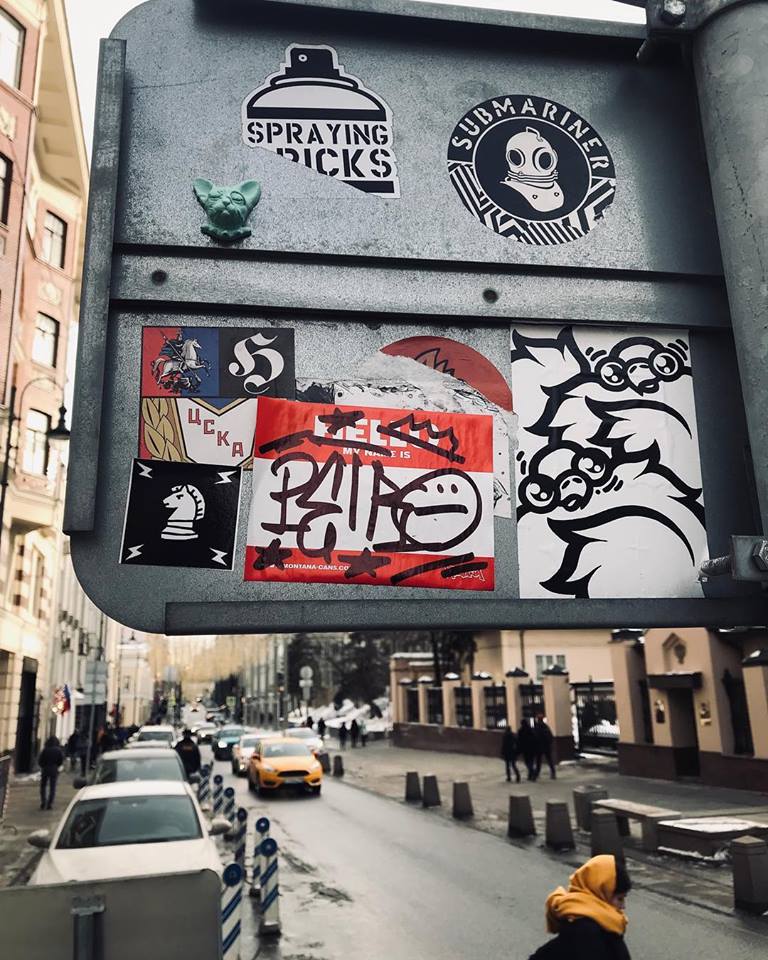 Московский скульптор Антон Тищенко приклеил на здание во Владимире гипсовую голову кошки. Кроме нашего города, он проделал подобное во многих европейских городах