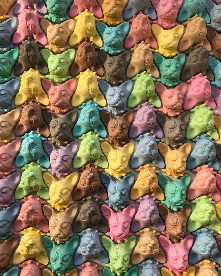 Московский скульптор Антон Тищенко приклеил на здание во Владимире гипсовую голову кошки. Кроме нашего города, он проделал подобное во многих европейских городах