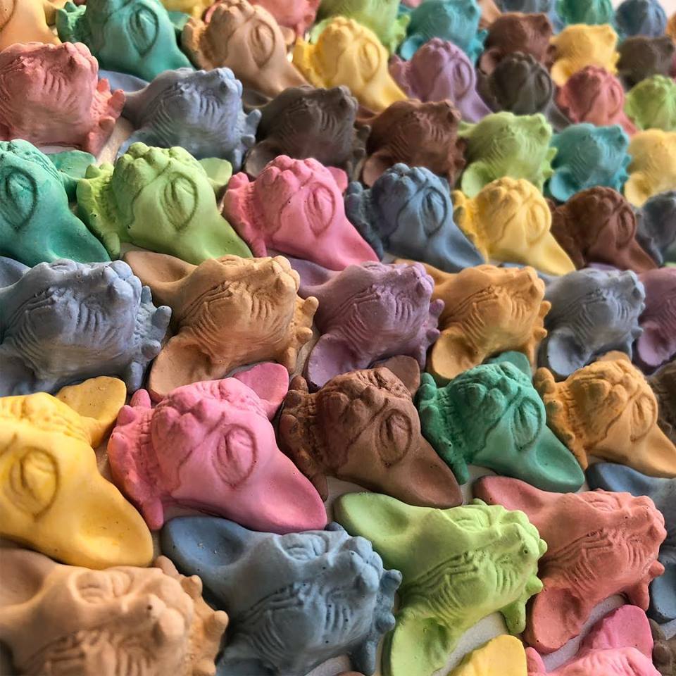 Московский скульптор Антон Тищенко приклеил на здание во Владимире гипсовую голову кошки. Кроме нашего города, он проделал подобное во многих европейских городах