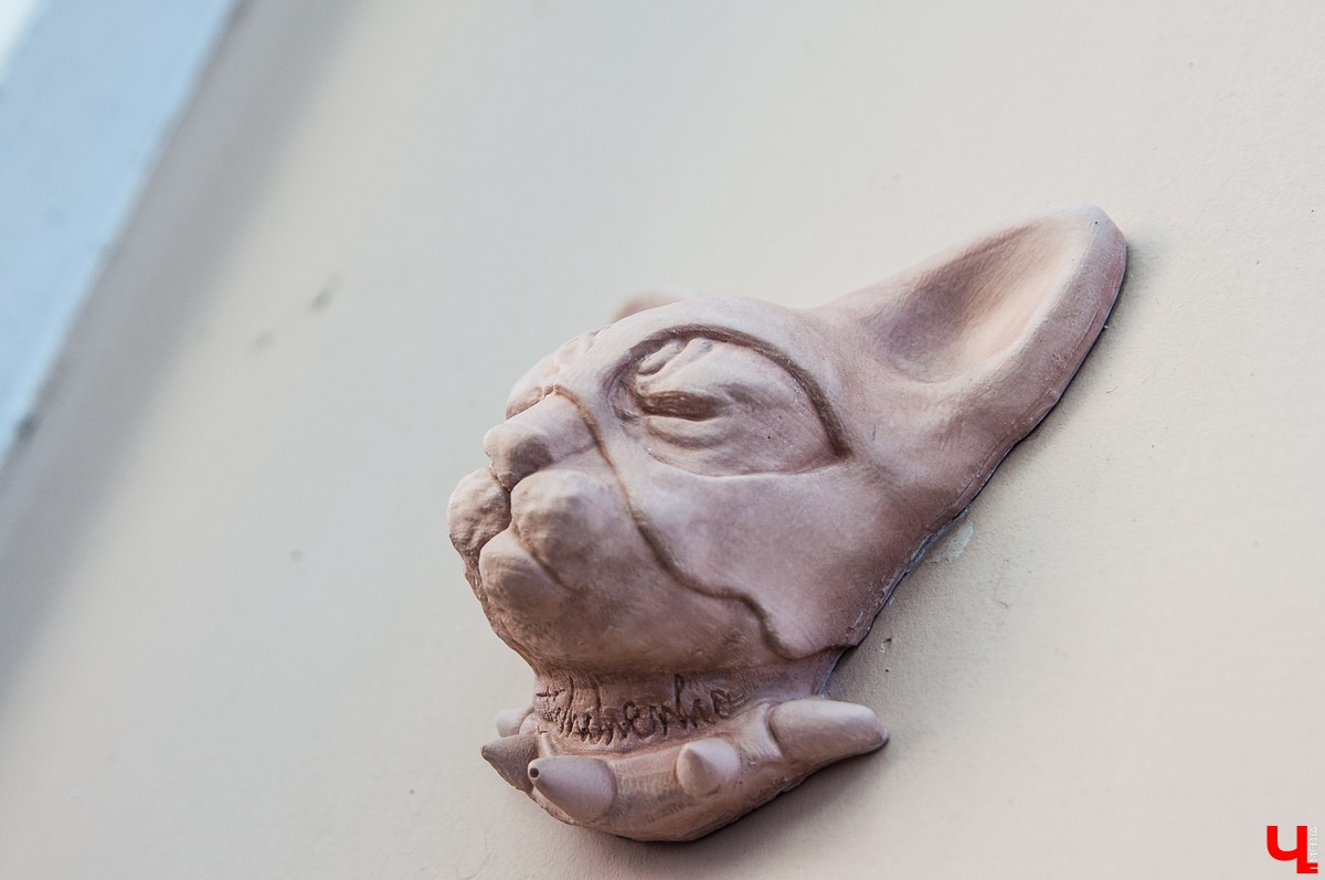 Московский скульптор Антон Тищенко приклеил на здание во Владимире гипсовую голову кошки. Кроме нашего города, он проделал подобное во многих европейских городах