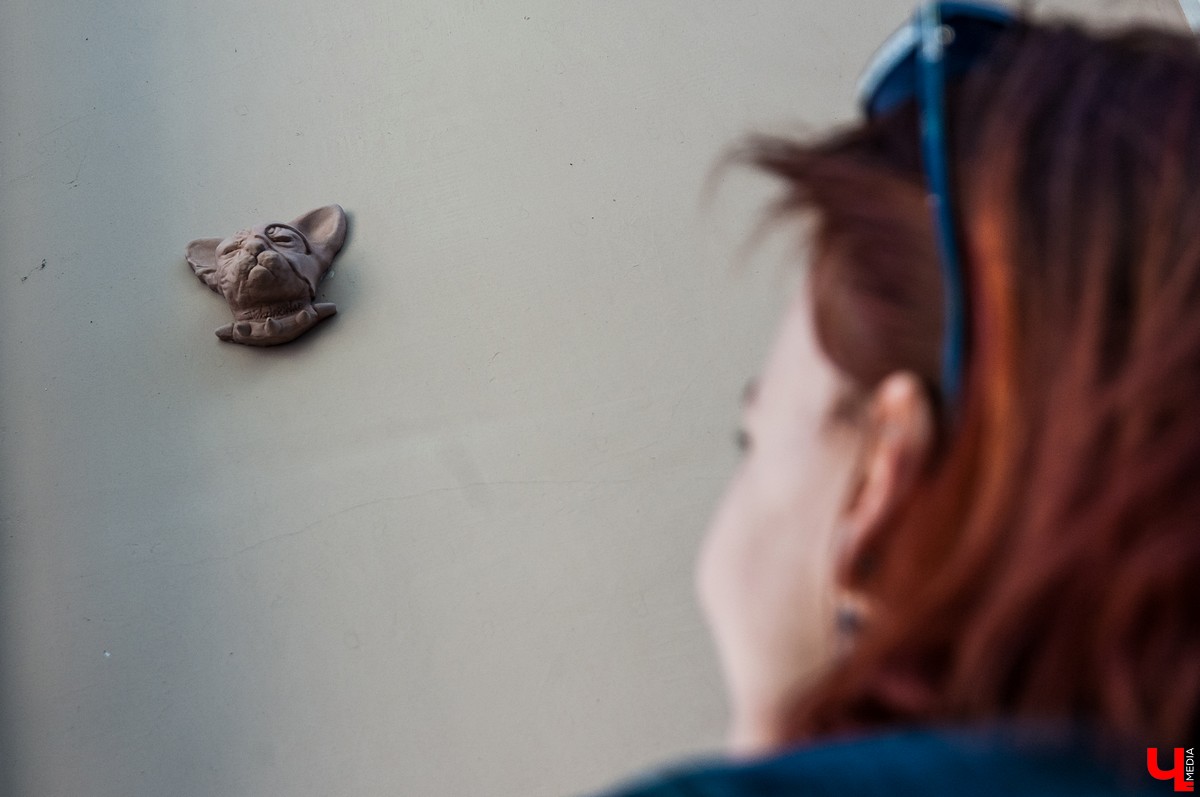 Московский скульптор Антон Тищенко приклеил на здание во Владимире гипсовую голову кошки. Кроме нашего города, он проделал подобное во многих европейских городах