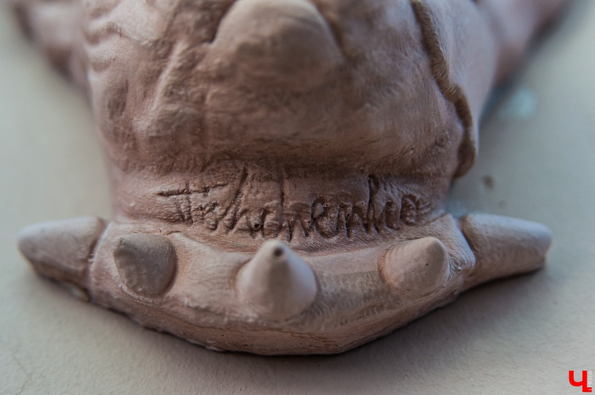 Московский скульптор Антон Тищенко приклеил на здание во Владимире гипсовую голову кошки. Кроме нашего города, он проделал подобное во многих европейских городах