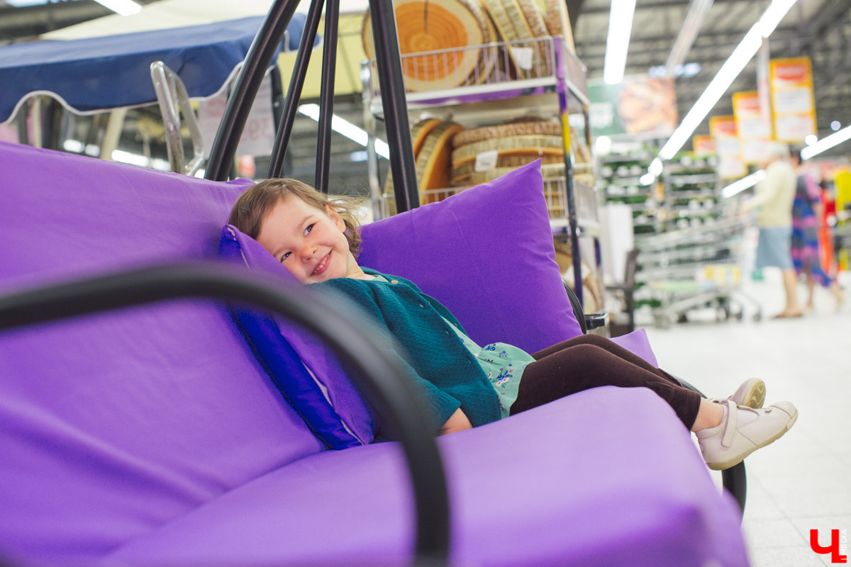 Наташа Константиновна, инста-ребенок, и ее папа, известный во Владимире фотограф, впервые побывали в кулинарной студии Roulet. Вместе с шеф-поваром Дмитрием Орловским они приготовили тонкие бездрожжевые блинчики с сыром рикотта и вареньем из ананаса