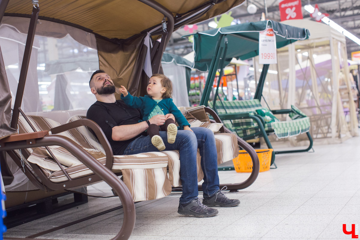 Наташа Константиновна, инста-ребенок, и ее папа, известный во Владимире фотограф, впервые побывали в кулинарной студии Roulet. Вместе с шеф-поваром Дмитрием Орловским они приготовили тонкие бездрожжевые блинчики с сыром рикотта и вареньем из ананаса